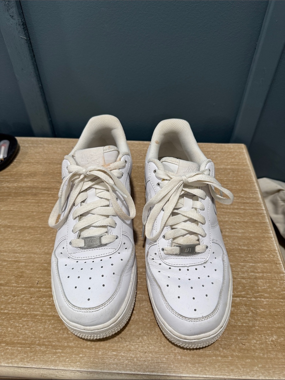White Leather Low-Top Sneakers – Classic Everyday Style